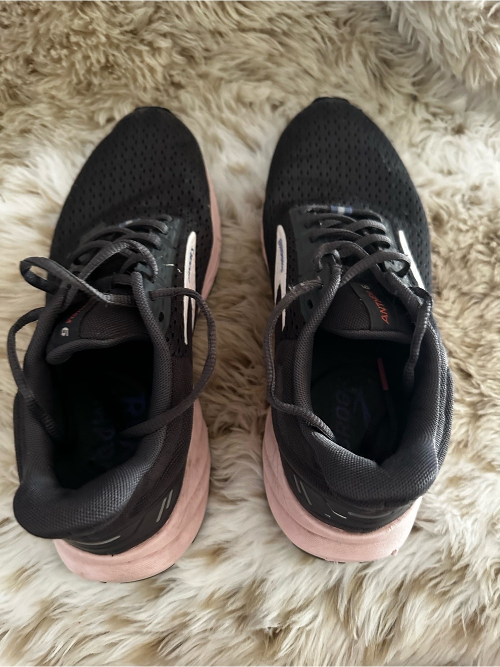 Brooks Anthem 6 Women’s Black Running Shoes with Light Pink Trim - Picture 4 of 7